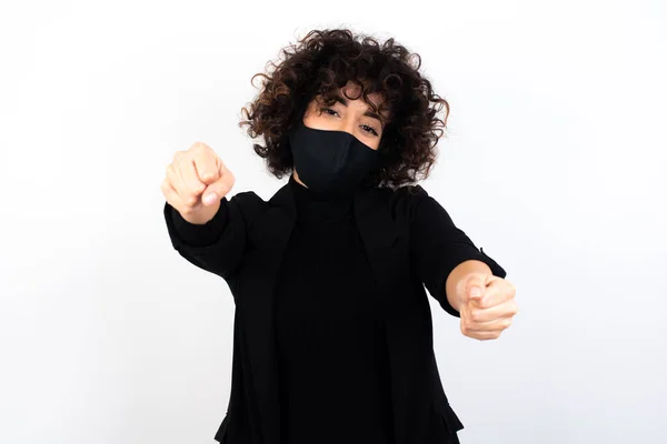 Retrato Encantadora Mujer Árabe Hermosa Sonriendo Ampliamente Mientras Sostiene Las —  Fotos de Stock