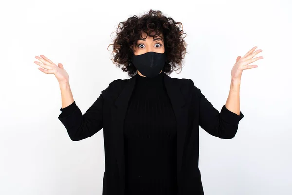 Mujer Caucásica Con Máscara Médica Levantando Las Manos Teniendo Los —  Fotos de Stock