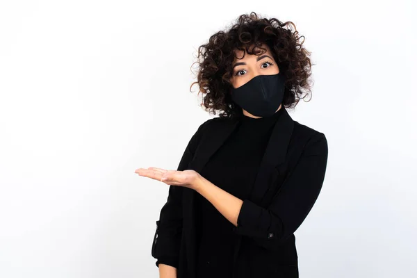 Kaukasische Frau Mit Medizinischer Maske Sagt Wow Wie Aufregend Ist — Stockfoto