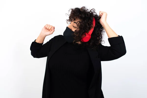 Kaukaska Kobieta Noszenie Maski Medycznej Taniec Słuchanie Muzyki Słuchawkami — Zdjęcie stockowe