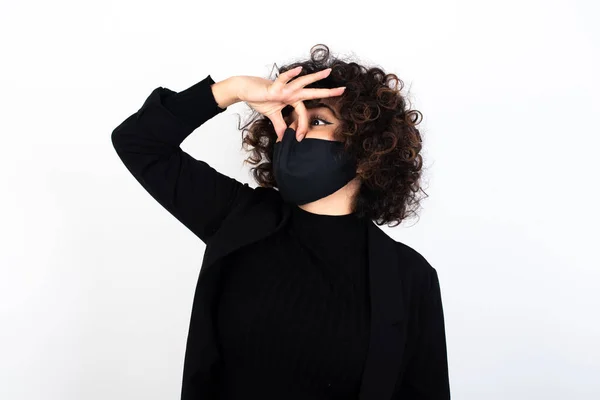 Unzufriedene Kaukasierin Mit Medizinischer Maske Stopft Nase Wenn Etwas Stinkt — Stockfoto