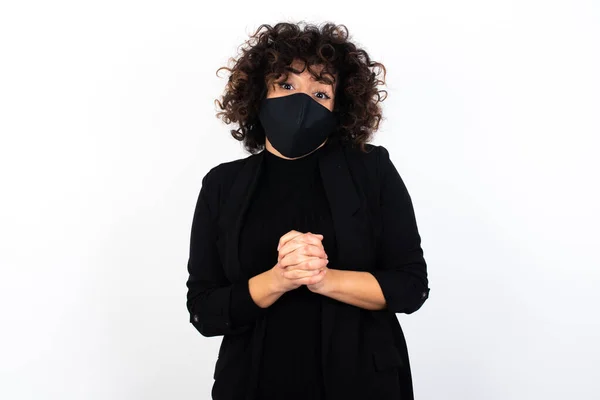 Mujer Árabe Hermosa Feliz Levanta Contra Pared Del Estudio Naranja —  Fotos de Stock