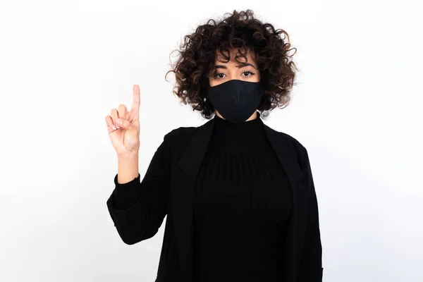 Blank Vrouw Dragen Medisch Masker Tonen Wijzen Met Vingers Nummer — Stockfoto