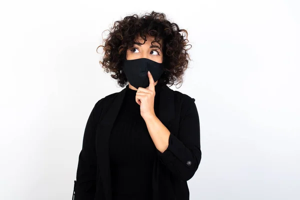 Mujer Caucásica Con Máscara Médica Con Expresión Reflexiva Mira Cámara —  Fotos de Stock