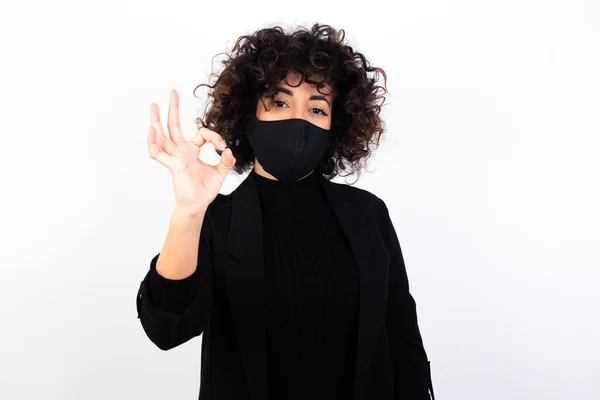 Froh Attraktive Kaukasische Frau Trägt Medizinische Maske Zeigt Zeichen Mit — Stockfoto