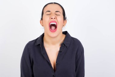 Stresli, genç ve güzel bir Arap kadın, beyaz stüdyo geçmişine karşı gri elbiseler giyiyor, panik içinde çığlık atıyor, dehşet içinde gözlerini kapıyor, ellerini başının üstüne koyuyor, dehşet verici haberler öğreniyor, buna inanamıyorum..