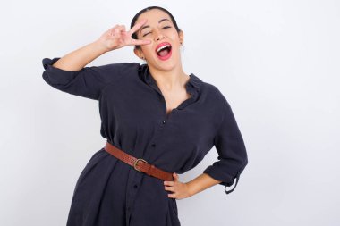  Genç, güzel, Latin bir kadın. Elbise giymiş. Gözlerinin yanında 