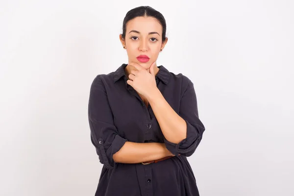 Pensativo Sorrindo Mulher Árabe Vestindo Vestido Contra Fundo Estúdio Branco — Fotografia de Stock