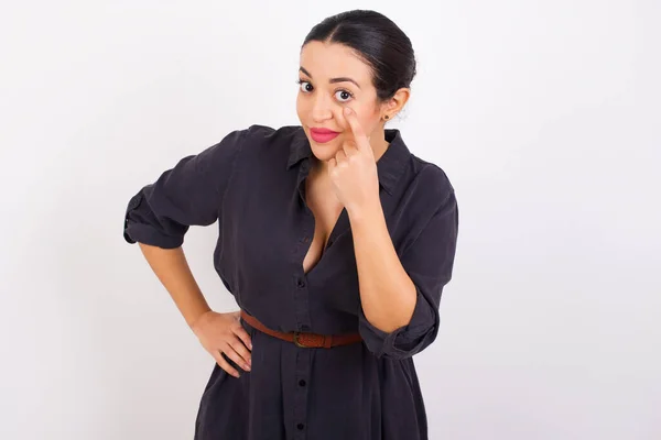 Mulher Árabe Vestindo Vestido Contra Fundo Estúdio Branco Olhando Observando — Fotografia de Stock