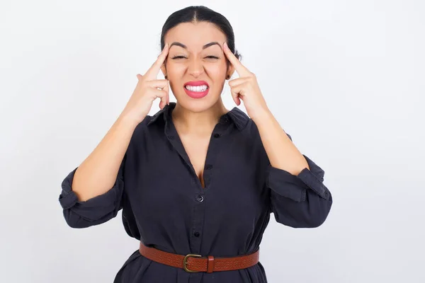 Arabische Vrouw Draagt Jurk Tegen Witte Studio Achtergrond Concentreren Hard — Stockfoto