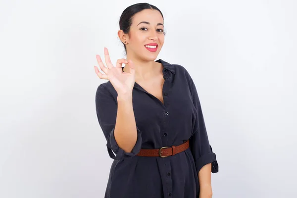 Mulher Árabe Atraente Feliz Vestindo Vestido Contra Fundo Estúdio Branco — Fotografia de Stock