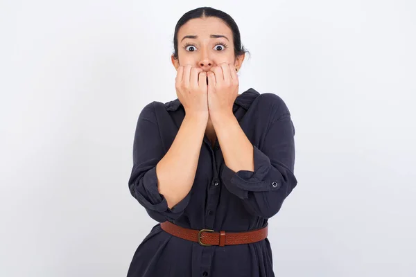 Ansiedade Mulher Árabe Vestindo Vestido Contra Fundo Estúdio Branco Cobrindo — Fotografia de Stock