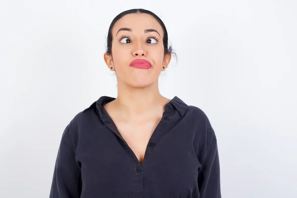 Joven Hermosa Mujer Árabe Vistiendo Vestido Gris Contra Fondo Blanco —  Fotos de Stock