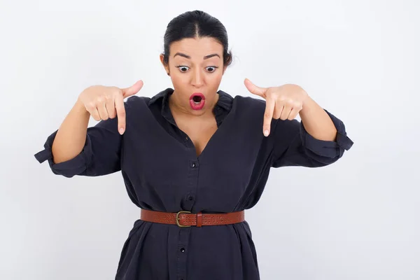 Amazed Arab Woman Wearing Dress White Studio Background Points Fore — Stock Photo, Image