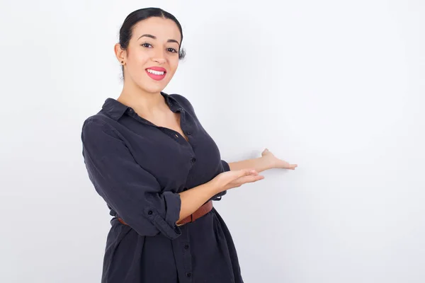 Mujer Árabe Vistiendo Vestido Con Fondo Blanco Estudio Invitar Entrar — Foto de Stock