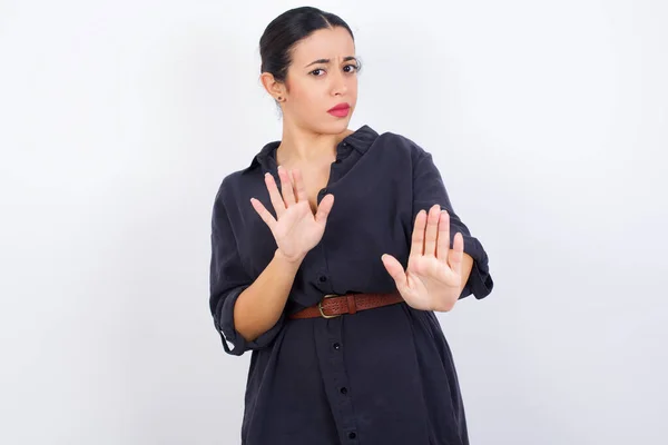 Medo Mulher Árabe Vestindo Vestido Contra Fundo Estúdio Branco Faz — Fotografia de Stock