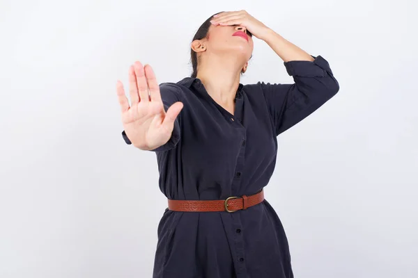 Young Beautiful Latin Woman Wearing Dress Covers Eyes Palm Doing — Stock Photo, Image