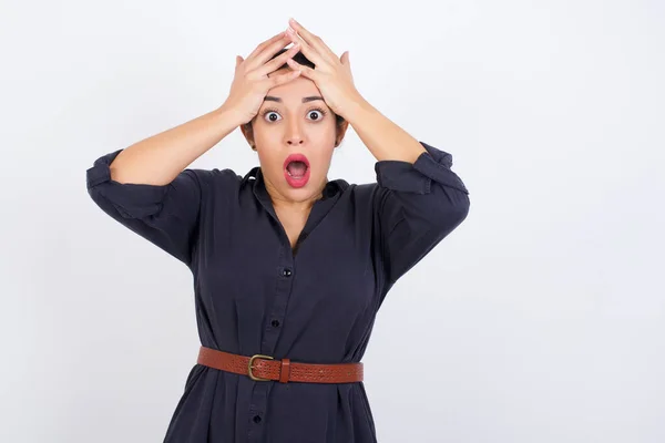 Vreselijk Stress Shock Portret Emotionele Gekke Jonge Mooie Latijnse Vrouw — Stockfoto