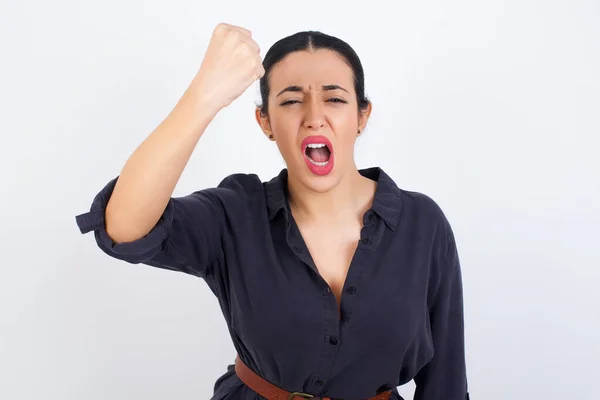 Felle Jong Mooi Latijn Vrouw Dragen Jurk Houden Vuist Voorkant — Stockfoto