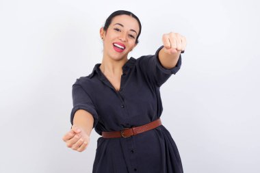 El ele tutuşurken gülümseyerek gülümseyen çekici, genç ve güzel Latin bir kadının portresi. Güven ve rahatlama kavramı.