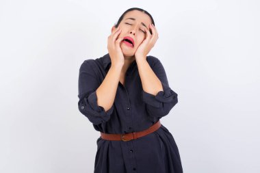 Genç, kasvetli, genç, güzel, Latin bir kadın. Elbise giymiş, elleri somurtkan, ağlayan, üzgün ve depresif bir şekilde iş sorunundan yakınan..