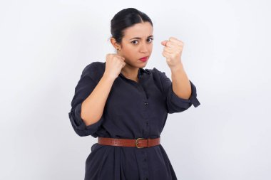 Boks pozisyonunda önünde el ele tutuşan çekici, genç ve güzel Latin bir kadının portresi dövüşecek..