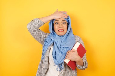 Tüh, ne yaptım ben? Güzel, genç, Müslüman bir kadın tesettüre girmiş, alnına tesettür takmış korkmuş ve pişmanlık dolu bir ifadeyle. Stüdyonun arka planında sıradan kıyafetler giymek..