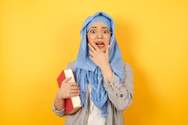 Endişe - güzel bir müslüman kadının kavramsal görüntüsüdür. Ağzı kapalı ve kapalı bir şekilde ayakta duran tesettürlü bir kadın.. 