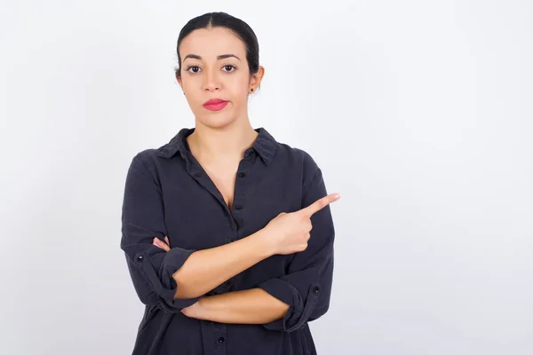 Jong Mooi Latijn Vrouw Dragen Jurk Brede Glimlach Camera Wijzend — Stockfoto