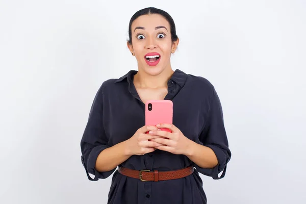 Sorrindo Jovem Mulher Vestindo Vestido Amigável Feliz Segurando Telefone Celular — Fotografia de Stock