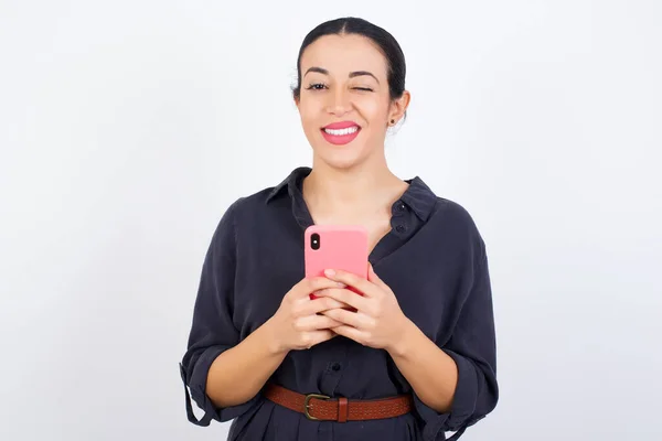 Zufriedene Geschäftsfrau Kleid Mit Selbsttelefon Und Blick Und Augenzwinkern Die — Stockfoto