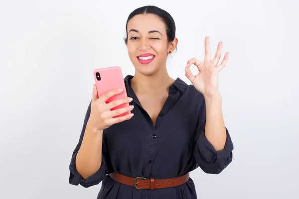 Mulher Feliz Enviando Uma Mensagem Seu Smartphone Tirar Uma Selfie — Fotografia de Stock