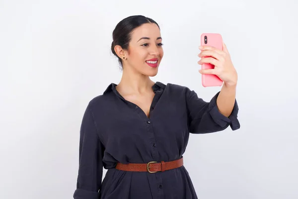 Vereinzelt Macht Eine Fröhliche Geschäftsfrau Kleid Ein Selfie Mit Dem — Stockfoto