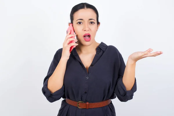 Empresária Vestindo Vestido Falando Telefone Estressado Com Mão Rosto Chocado — Fotografia de Stock