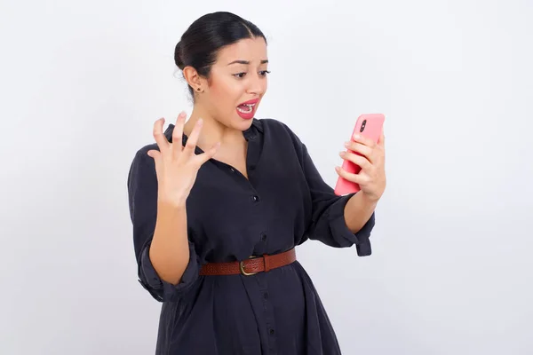 Foto Empresária Irritada Indignada Vestindo Vestido Detém Telefone Celular Faz — Fotografia de Stock