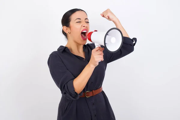 Empresária Vestindo Vestido Comunica Gritando Alto Segurando Megafone Expressando Sucesso — Fotografia de Stock