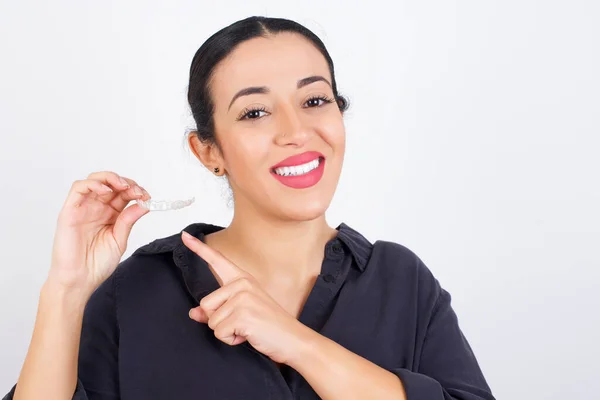 Joven Hermosa Mujer Latina Usando Vestido Mostrando Dientes Retenedor Aislado — Foto de Stock