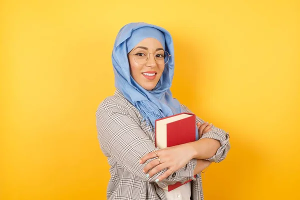 Νεαρή Όμορφη Μουσουλμάνα Γυναίκα Φορώντας Μαντίλα Στέκεται Στον Τοίχο Στούντιο — Φωτογραφία Αρχείου