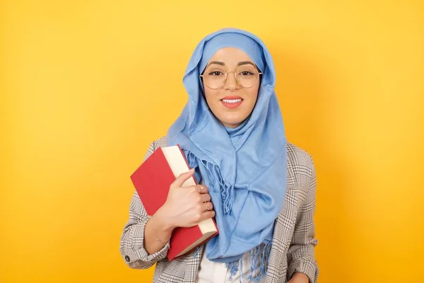 Vertrauen Und Geschäftskonzept Porträt Einer Charmanten Erfolgreichen Jungen Muslimin Hijab — Stockfoto