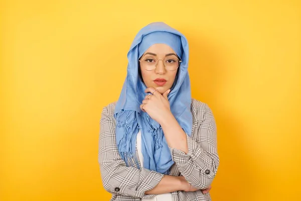 Retrato Menina Muçulmana Sorridente Pensativa Guarda Mão Abaixo Queixo Olha — Fotografia de Stock