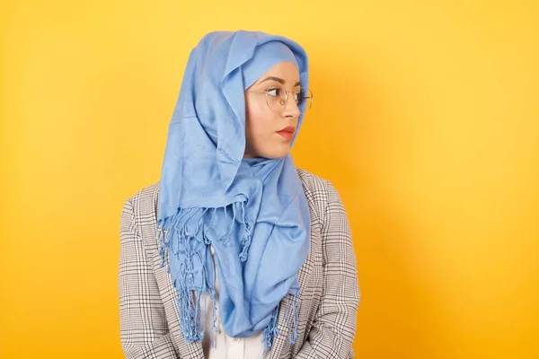 Profiel Van Ernstige Jonge Mooie Moslim Vrouw Dragen Hijab Met — Stockfoto