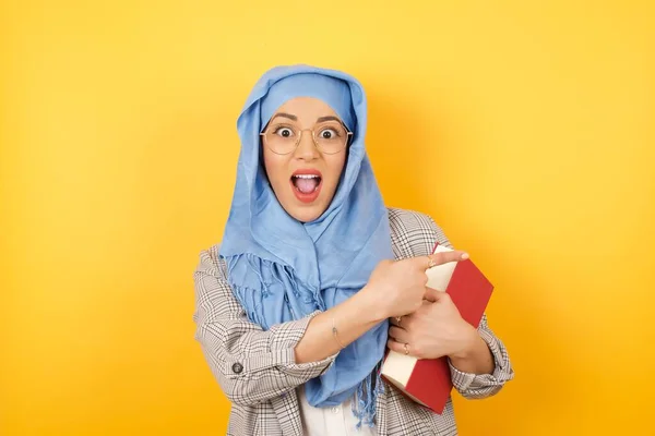 Θετική Μουσουλμάνα Γυναίκα Κρατώντας Βιβλίο Λέει Wow Πόσο Συναρπαστικό Είναι — Φωτογραφία Αρχείου