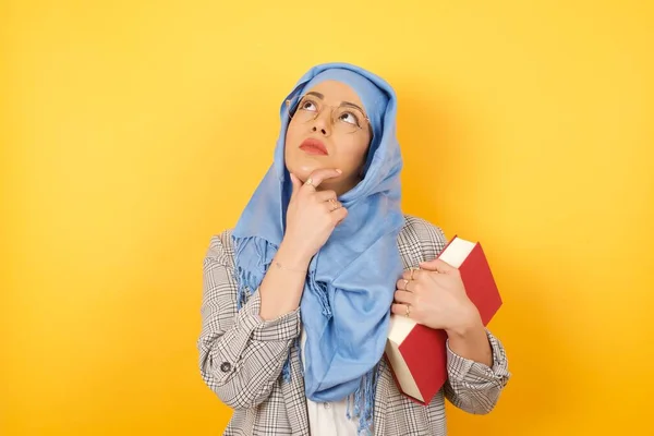 Porträtt Omtänksam Leende Ung Vacker Muslimsk Kvinna Bär Hijab Håller — Stockfoto