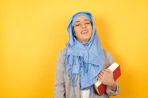 Horizontaal Portret Van Jonge Mooie Moslim Vrouw Dragen Hijab Casual — Stockfoto