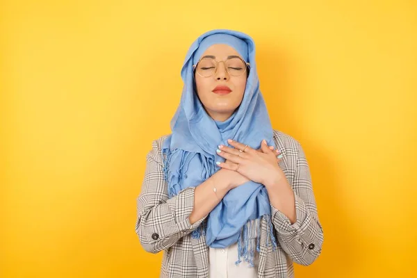 Fiel Jovem Mulher Muçulmana Bonita Vestindo Hijab Fecha Olhos Mantém — Fotografia de Stock