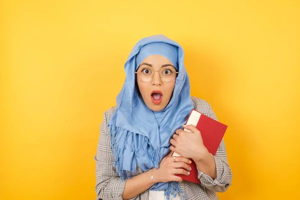 Νεαρή Όμορφη Μουσουλμάνα Γυναίκα Φορώντας Μαντίλα Έχοντας Ζαλιστεί Και Σοκαρισμένη — Φωτογραφία Αρχείου