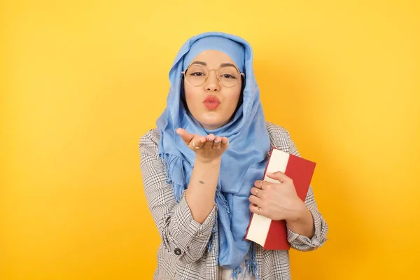 Χαριτωμένο Ελκυστικό Νεαρή Όμορφη Μουσουλμάνα Γυναίκα Φορώντας Μαντίλα Φυσά Φιλί — Φωτογραφία Αρχείου