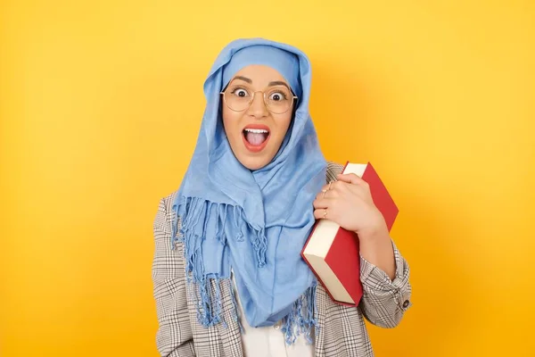 Emotive Νεαρή Όμορφη Μουσουλμάνα Γυναίκα Φορώντας Μαντίλα Και Casual Ρούχα — Φωτογραφία Αρχείου