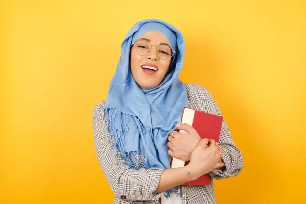 Αξιαγάπητη Νεαρή Μουσουλμάνα Που Φοράει Χιτζάμπ Κρατώντας Βιβλίο Έχοντας Γοητευτικό — Φωτογραφία Αρχείου