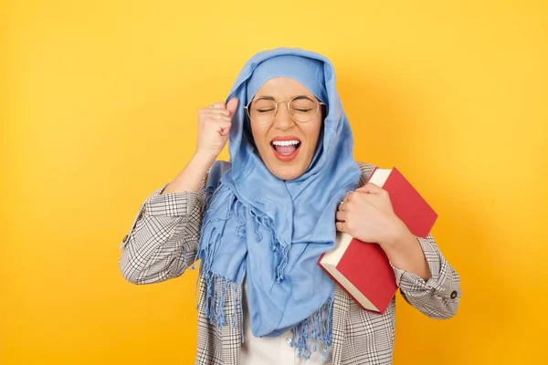 Νεαρή Μουσουλμάνα Γυναίκα Που Φοράει Χιτζάμπ Χαίρεται Την Επιτυχία Της — Φωτογραφία Αρχείου